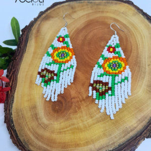 Brinco Branco Floral de Miçangas Tchecas
